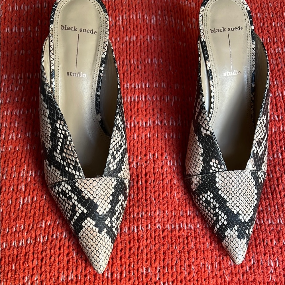 Chic Black and Cream Mules with Sleek Design